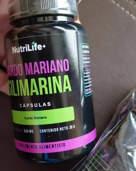 Comprador con su frasco de Cardo Mariano