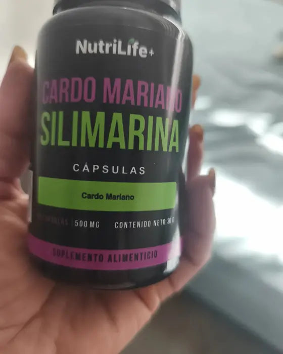Comprador mostrando el frasco recibido